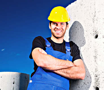 Bauherrenhaftpflicht – Bauarbeiter lehnt an Mauer