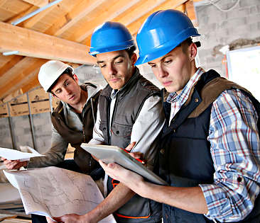 Bauleistungsversicherung - Bauarbeiter im Gespräch