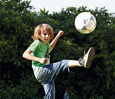 KInder-Unfallversicherung - Kind spielt Fußball