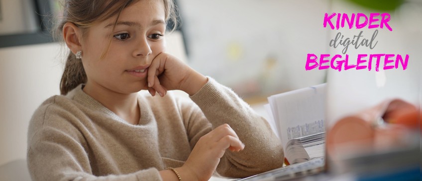 Kinder digital begleiten - Mädchen schaut besorgt auf Laptop-Bildschirm